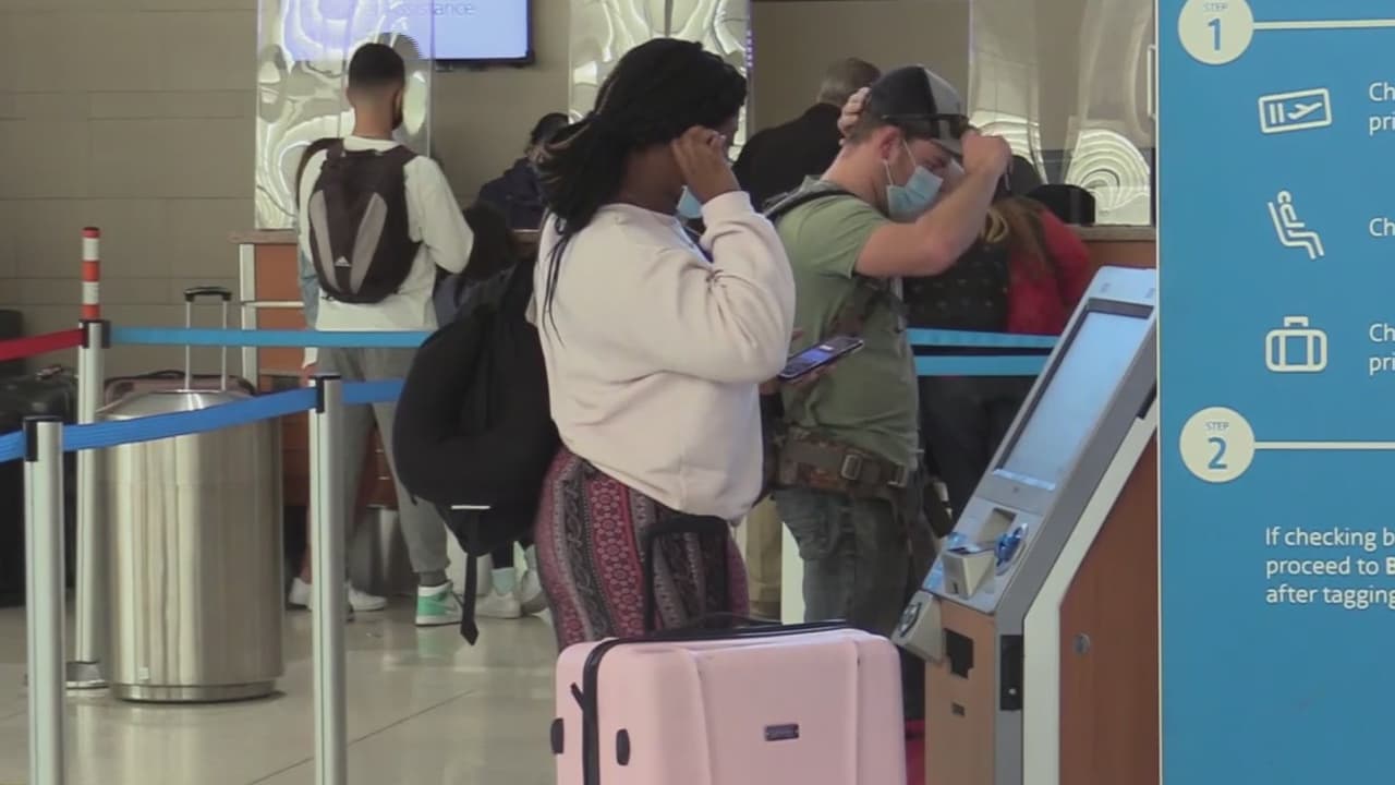 Disminuye la afluencia de viajeros en el Aeropuerto de San Antonio previo a la Nochebuena