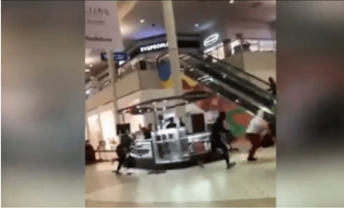 Ladrones rompen vitrinas de una joyería y desatan el caos en popular centro comercial de Los Ángeles