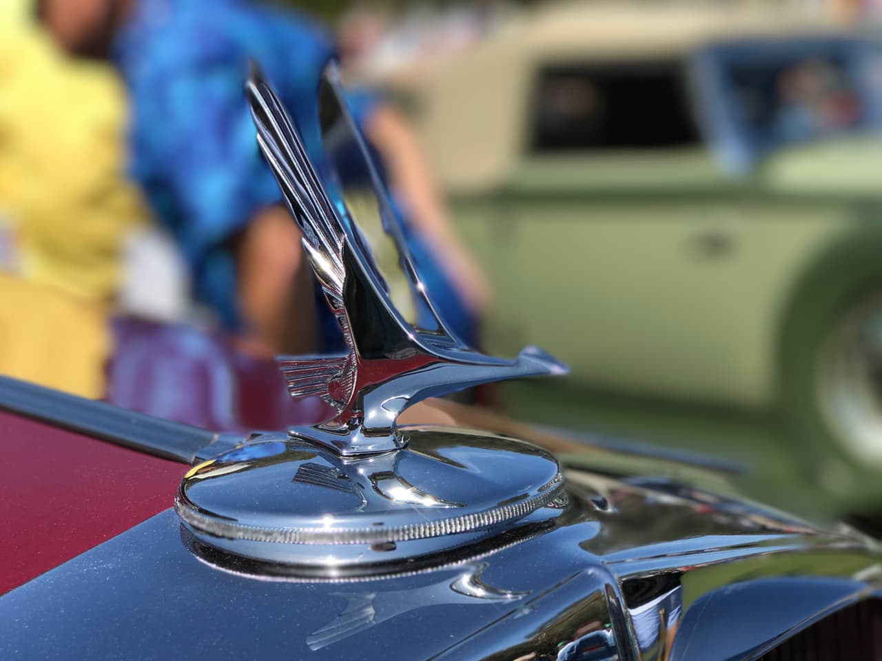 Esta hermosa ave en pleno vuelo domina el frotal de un
<b>Studebaker President Convertible Sedán de 1932</b>.