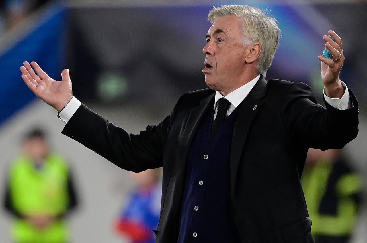 Ancelotti regañaba a los suyos a pesar de la supremacía que se mostraba en la cancha.
<br>