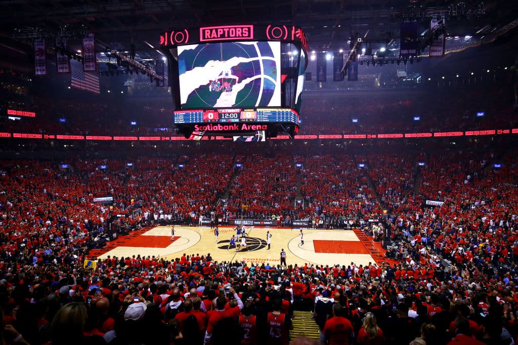 Inmejorable era el ambiente para el arranque de una noche que podría ser histórica para la franquicia de los Toronto Raptors de ganar el Juego 5, al menos los fans del equipo canadiense se vistieron para la ocasión aunque el reto del campeón como los Golden State Warriors siempre impone en las Finales NBA.