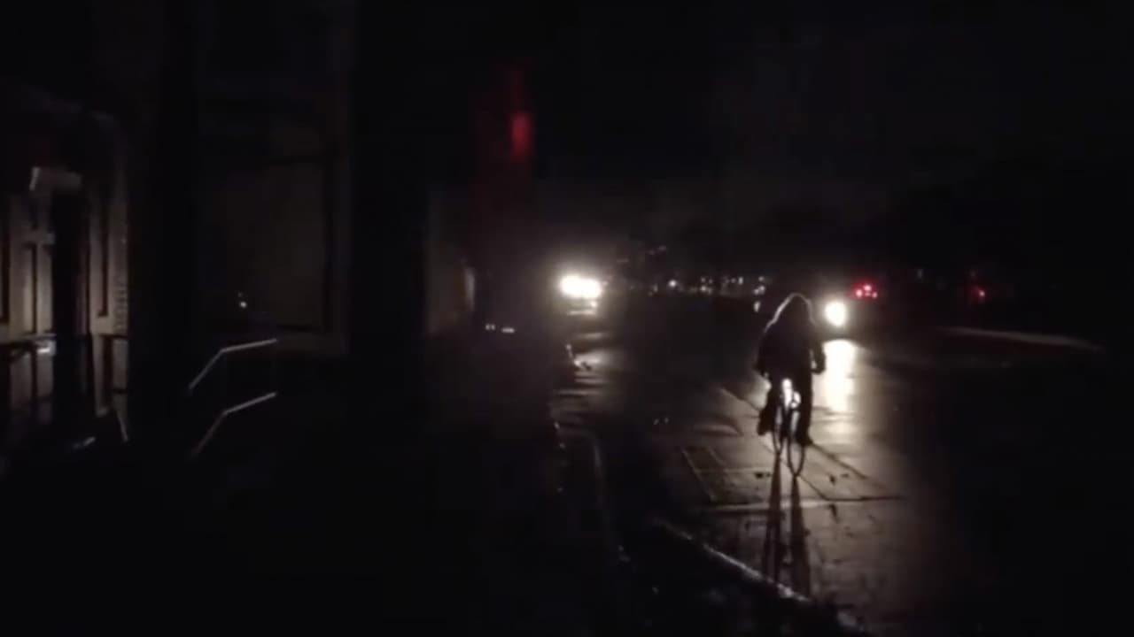 El apagón se produjo en el área metropolitana de esa ciudad, mientras que al menos otros 70,000 clientes en el resto del estado de Louisiana también fueron afectados por los cortes de electricidad ante los fuertes vientos de Zeta.