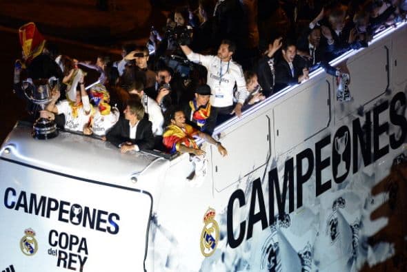 El recorrido hasta la plaza de Cibeles, plagado de aficionados, fue dando una idea de la magnitud de la celebración que les esperaba alrededor de la fuente.