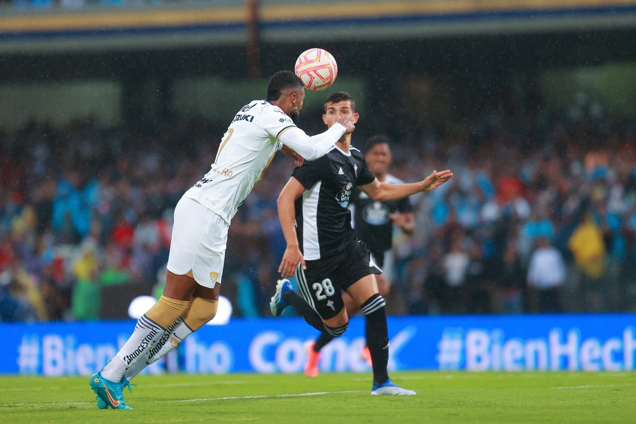 Pumas recibió al Celta de Vigo en Ciudad Universitaria en plena lluvia torrencial que ayudó a la velocidad del juego y al ataque incesante de los universitarios en el primer cuarto de hora.