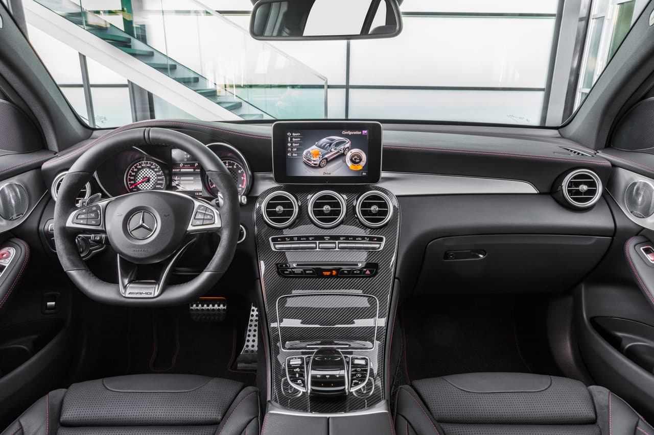 El interior de la nueva 
<b>Mercedes-AMG GLC43 Coupe</b> no es muy distinto al de el resto de la familia Clase C (C sedán, C Coupe, GLC y ahora CLC Coupe) pero se distingue por detalles exclusivos de los modelos AMG como la instrumentación de diseño exclusivo que incluyen una pantalla configurable con información sobre el vehículo de 5.5. pulgadas.
<br>