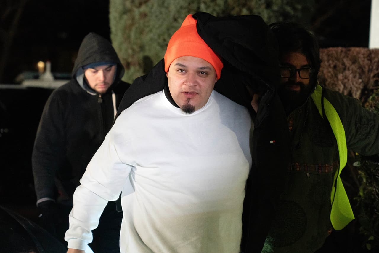 La situación de Kilmar Ábrego se dio a conocer luego de que 
<b>un miembro de la administración Trump admitiera que el salvadoreño fue deportado “por error”</b>. Con ello comenzó una batalla legal y humana para hacerlo volver a Estados Unidos, lo cual se logró en junio, pero fue detenido por tráfico de personas y hasta agosto se volvió a reunir con su familia, luego fue detenido por ICE.