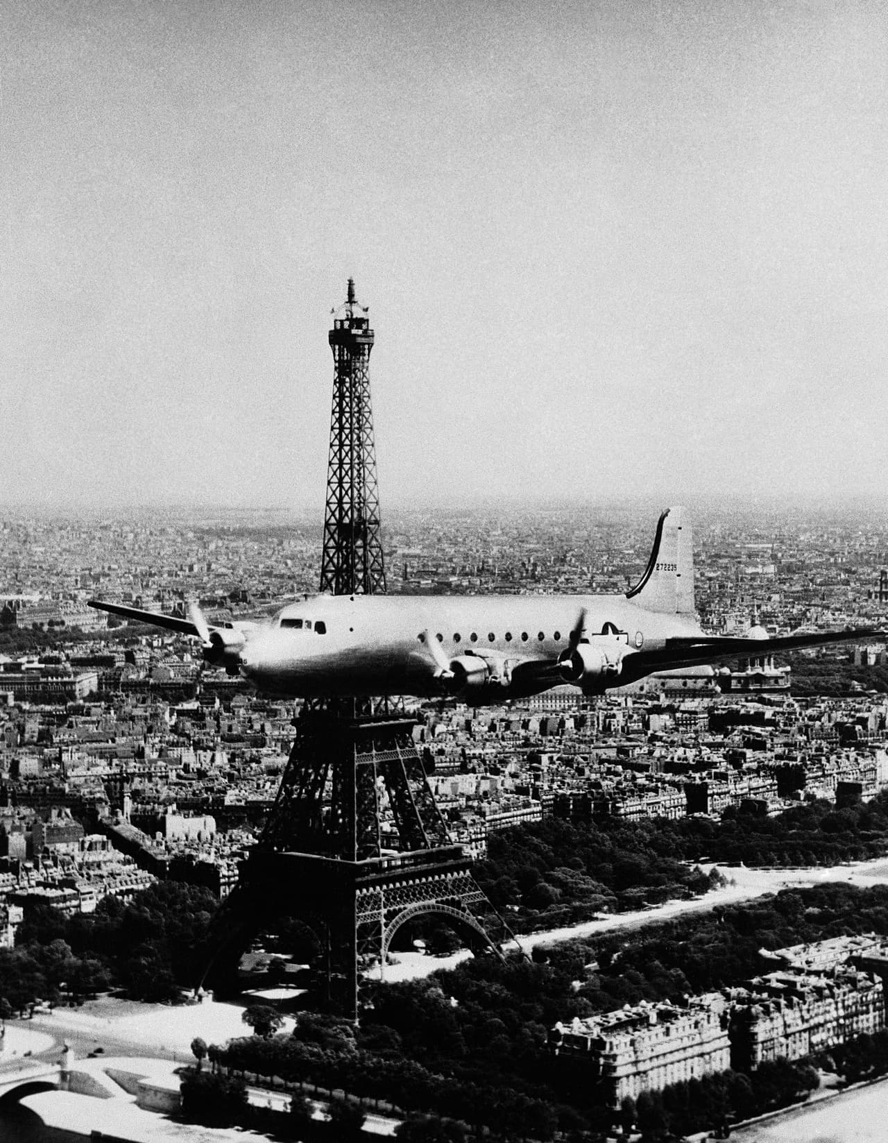 La Torre Eiffel siguió siendo la estructura hecha por el hombre más alta del mundo hasta la finalización del Edificio Chrysler en Nueva York en 1930. Esta foto del 29 de junio de 1945 se ve un C-54 Skymaster por delante de la Torre Eiffel.