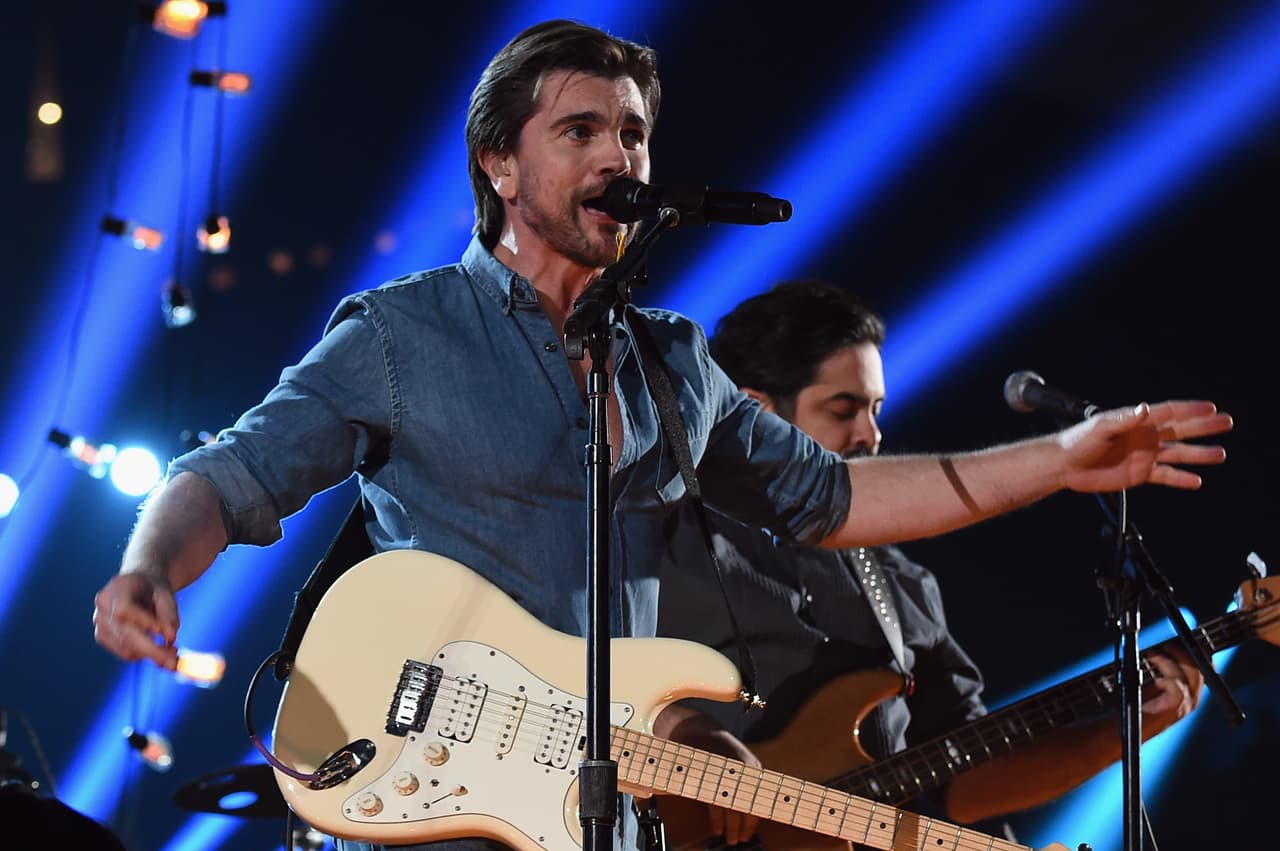 Y aunque no se llevó a casa el premio, el cantante deleitó a los presentes con la canción 'Juntos'.