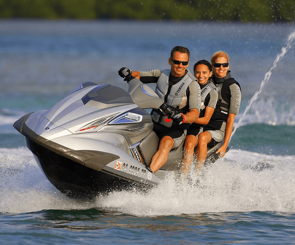 <b><a href="https://www.univision.com/shows/noticiero-univision/motos-acuaticas-usadas-como-medio-para-cruces-indocumentados-a-estados-unidos-video">Motos acuáticas</a></b> para máximo tres personas se pueden rentar por cerca de $100 la hora; y antes de las 
<b>11:00 AM el precio es más económico.</b>