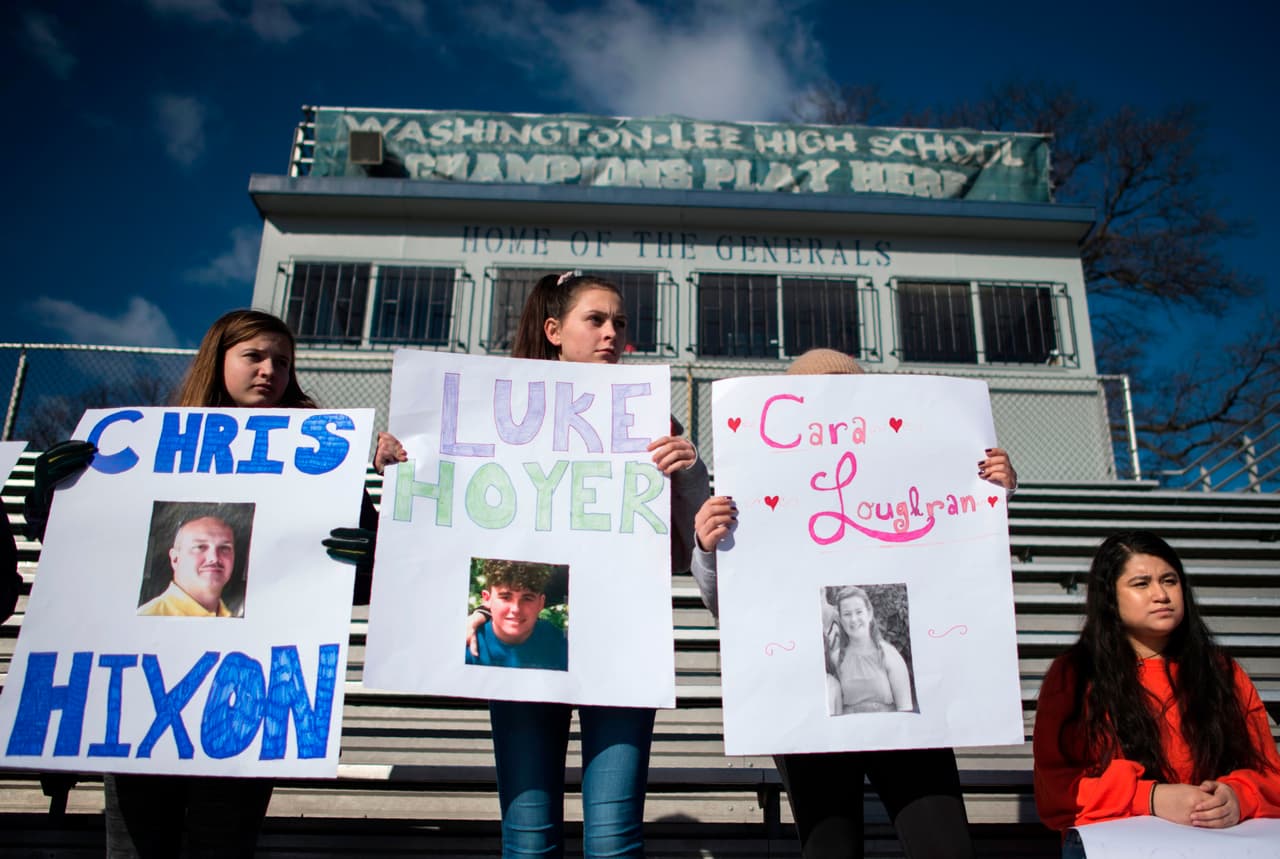 Arlington, Virginia. Estudiantes de la secundaria Washington-Lee sostuvieron carteles con imágenes de los asesinados en el tiroteo ocurrido hace un mes en Parkland.