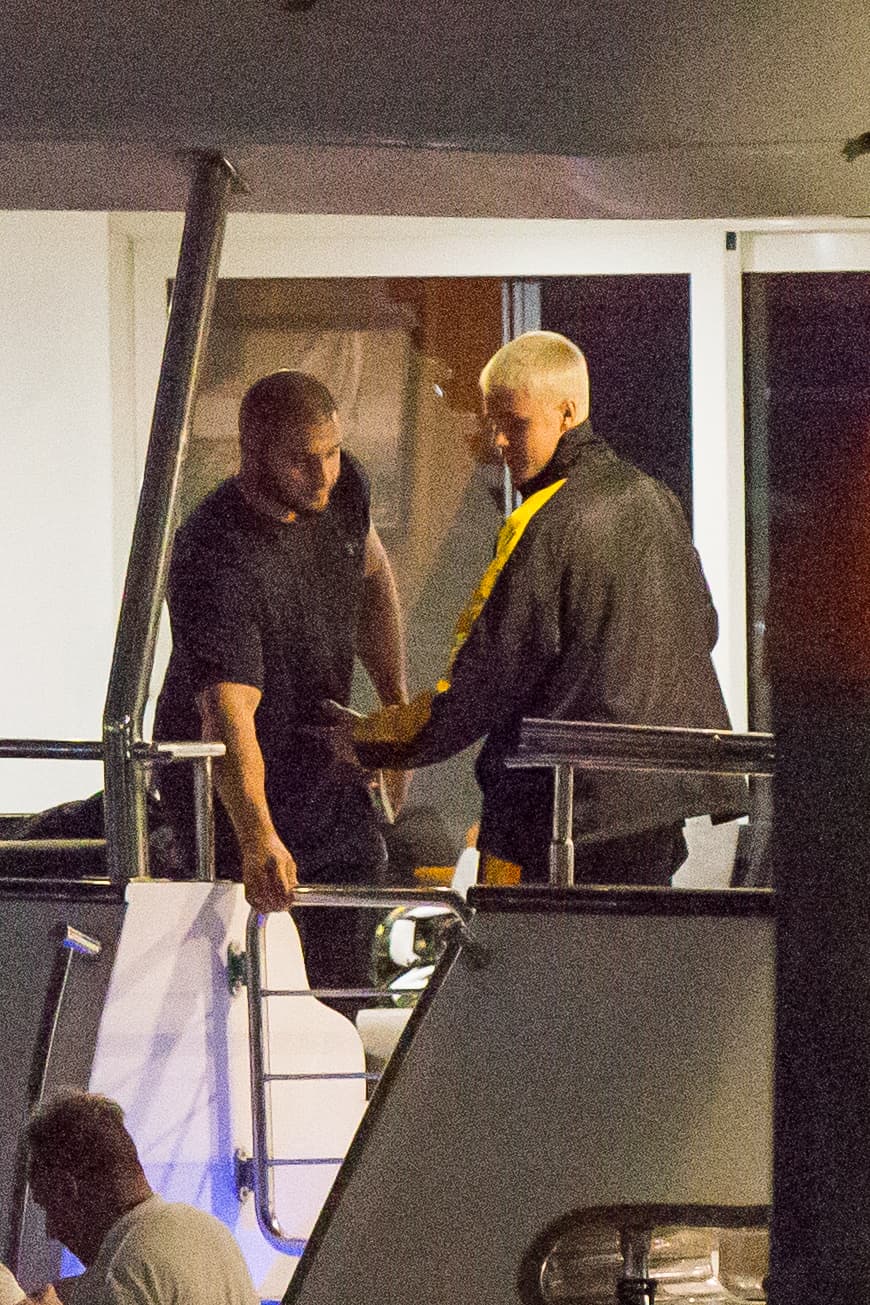 Justin Bieber fue visto de fiesta en un barco con alrededor de diez mujeres, bebiendo, charlando y bailando hasta bien entrada la noche, desembarcando alrededor de la 1:30 a. m. el 12 de marzo. Justin también pareció entrar en una discusión con uno de sus guardias de seguridad antes de darle un abrazo.