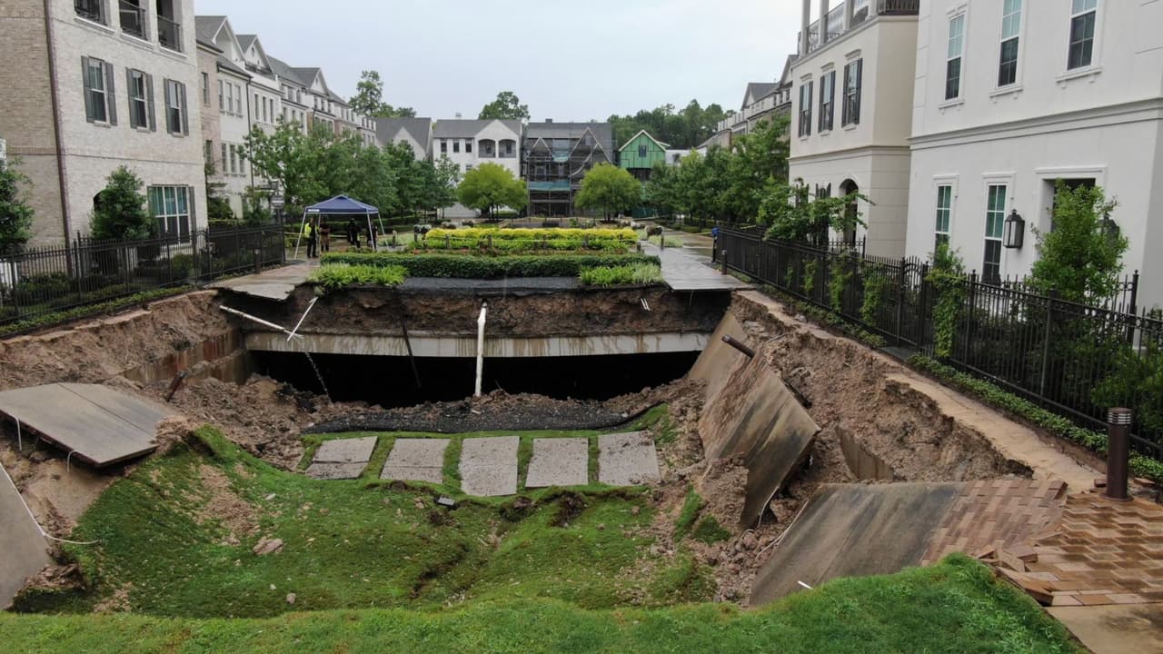 Debido al riesgo, ingenieros del Departamento de Bomberos están evaluando los daños en la infraestructura. Aunque estas semanas han sido muy lluviosas y húmedas en el área de Houston, no han detectado qué pudo haber provocado este enorme socavón.