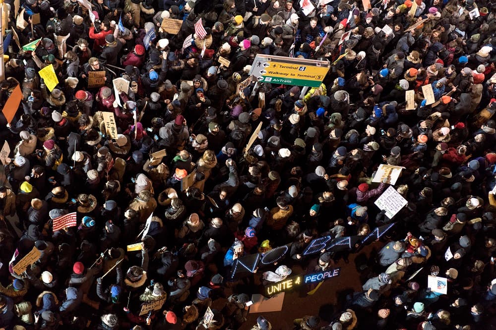 Imagen aérea de la manifestación para protestar por el veto aprobado por el presidente Donald Trump.