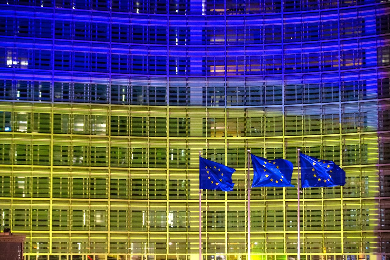 El edificio Berlaymont, que alberga la sede de la Comisión Europea en Bruselas, Bélgica, con los colores de la bandera ucraniana.