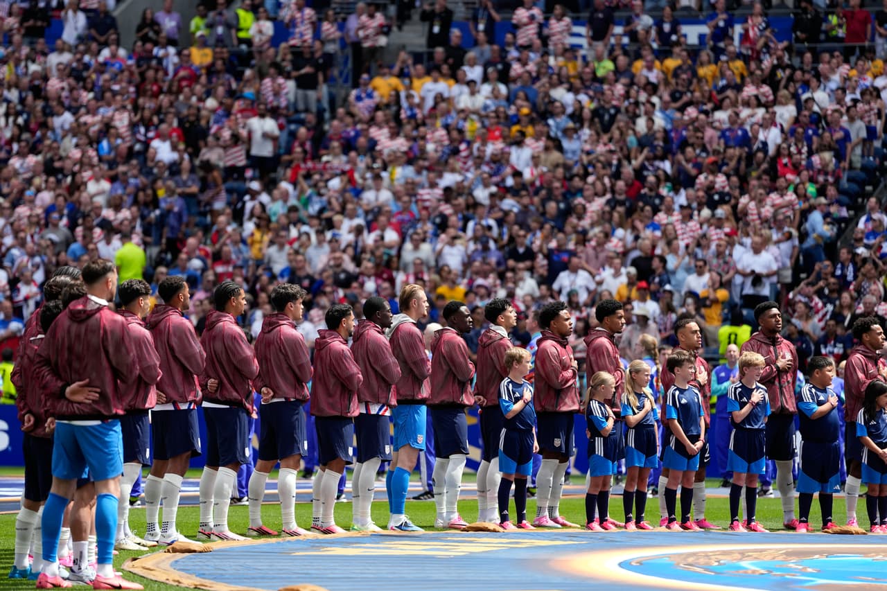 Aficionados estadounidenses durante el partido de fútbol del Grupo D de la Copa Mundial entre Estados Unidos y Australia en Seattle, el viernes 19 de junio de 2026.