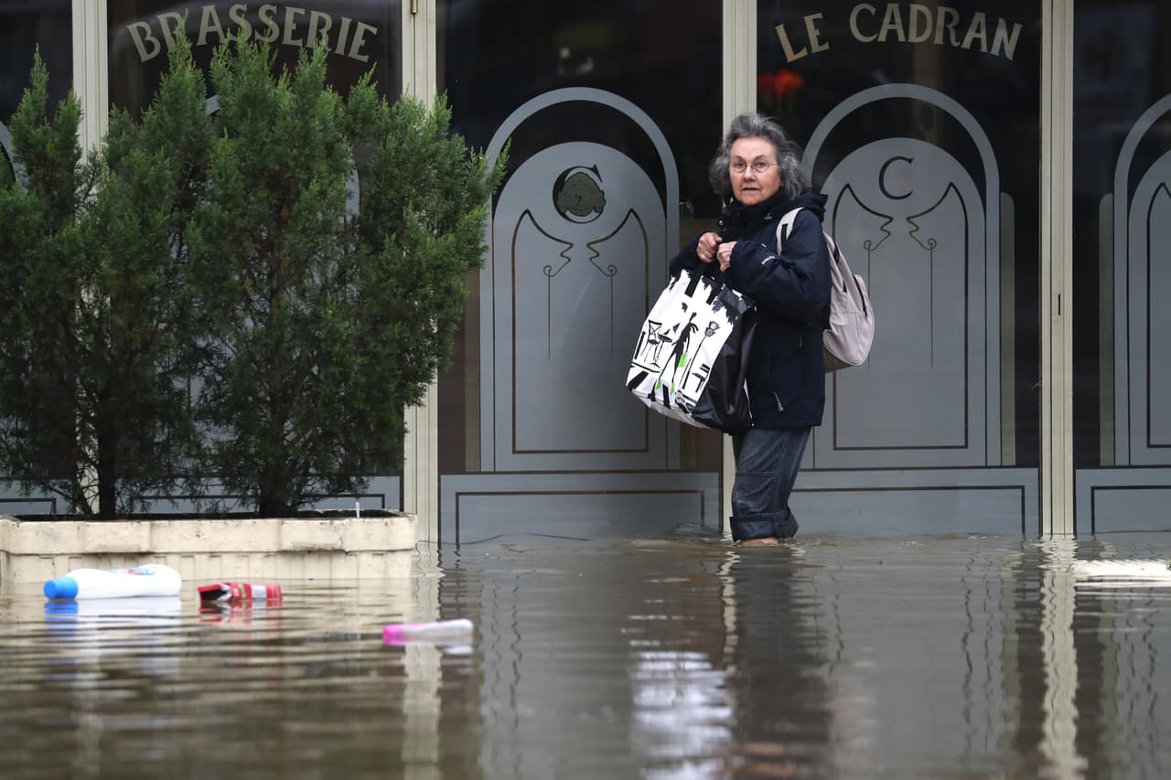 Residentes forzados a evacuar la población de Longjumeau, a 20 kilómetros al sur de París.