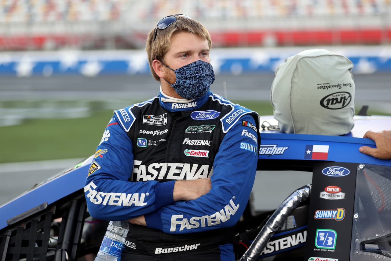 Los conductores de la Nascar ya no asistirán a los eventos para charlar con los patrocinadores, y es posible que los propietarios de los autos no estén en la carrera. La mayoría de ellos tienen más de 65 años y son considerados personas de riesgo de contraer el covid-19, agregó 
<a href="https://apnews.com/edc7f2f420ebc84f6fe8b28474b77620" target="_blank">Associated Press.</a>