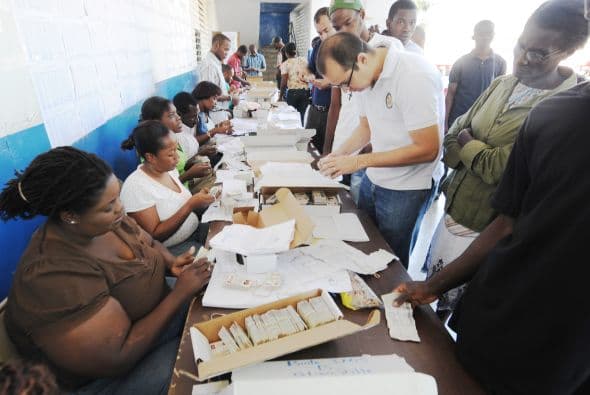 El mandatario saliente René Preval apoya la candidatura del jefe de una empresa constructora estatal.