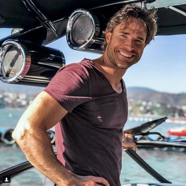 La pareja de actores no pierde oportunidad de demostrarse su amor a través de las redes sociales.
<b><a href="https://www.univision.com/entretenimiento/angelique-boyer-prefiere-ser-hombre-que-llorar-en-las-telenovelas">Angelique</a></b> le dedicó este tierno mensaje al argentino en Instagram: "Tú mi cielo, cada día me cautivas más con tu corazón valiente, eres todo terreno y los caminos te sobran, yo quiero ser fuerte para amarte con toda la ternura que tu mereces, para entregarte todo lo bueno que haya en mi. Quiero que avances mirando el cielo, emprendiendo un vuelo que te haga descubrir el mundo y soñar despierto con amor, ¡todos los días más y mejor! Por más momentos como estos que llenan de recuerdos, que dan alas. Te amo @sebastianrulli".