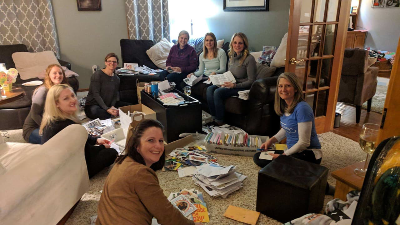 Familiares y amigos ayudan abriendo correos, algunos días han revisado hasta 10,000.