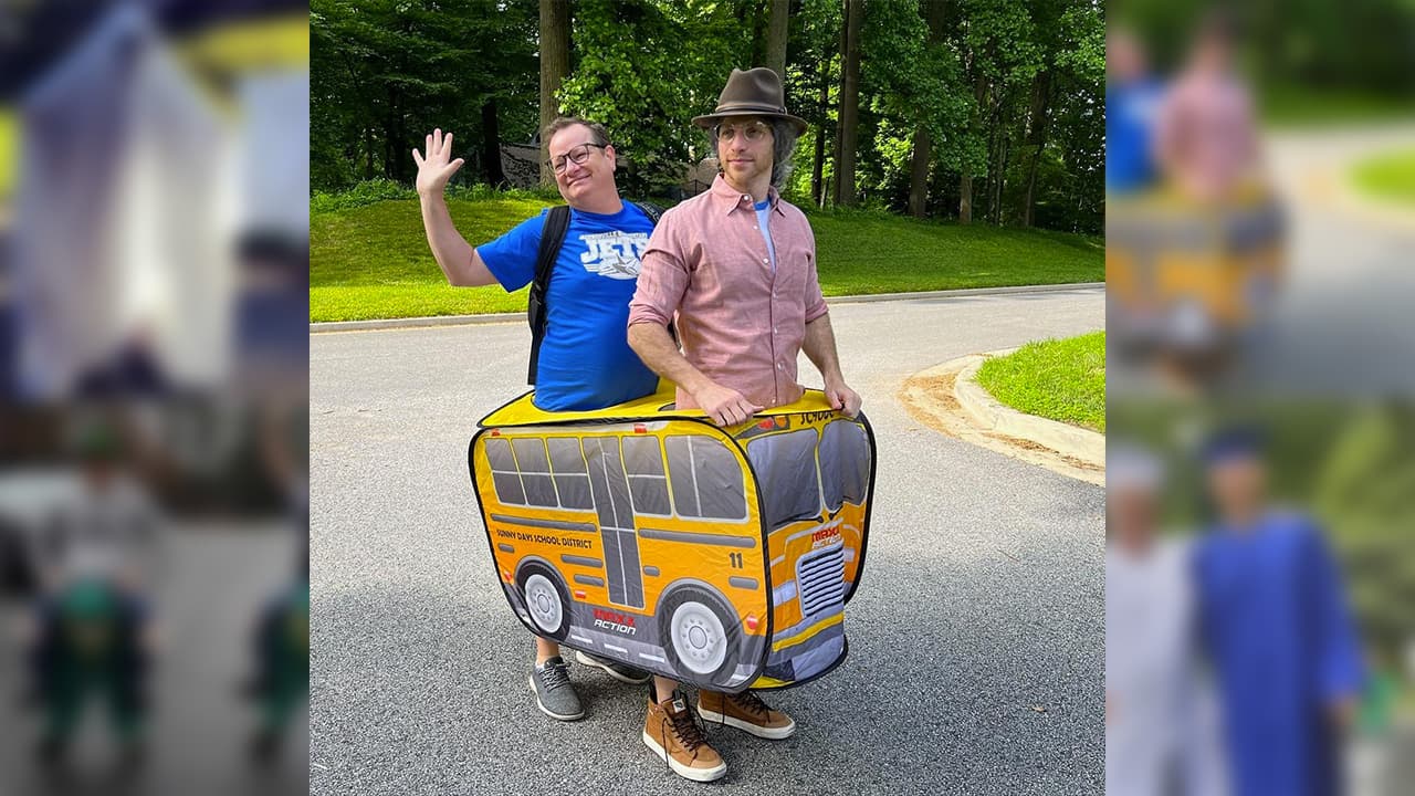 De hecho, el conductor del autobús frenaba en el lugar donde se colocaban estos singulares padres para darles un poco de diversión a los niños antes de llegar a la escuela.