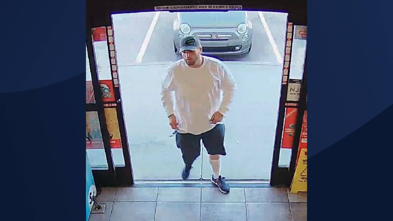 “El sospechoso es descrito como un hombre blanco, de 20 a 25 años, de alrededor de 5'10”, 200 libras, complexión fuerte, con cabello castaño claro, posiblemente castaño rojizo y tiene una barba”, 
<a href="https://www.facebook.com/ScottsdalePD/posts/2696133490510609" target="_blank">se lee en el comunicado de la Policía de Scottsdale</a>. 
<br>