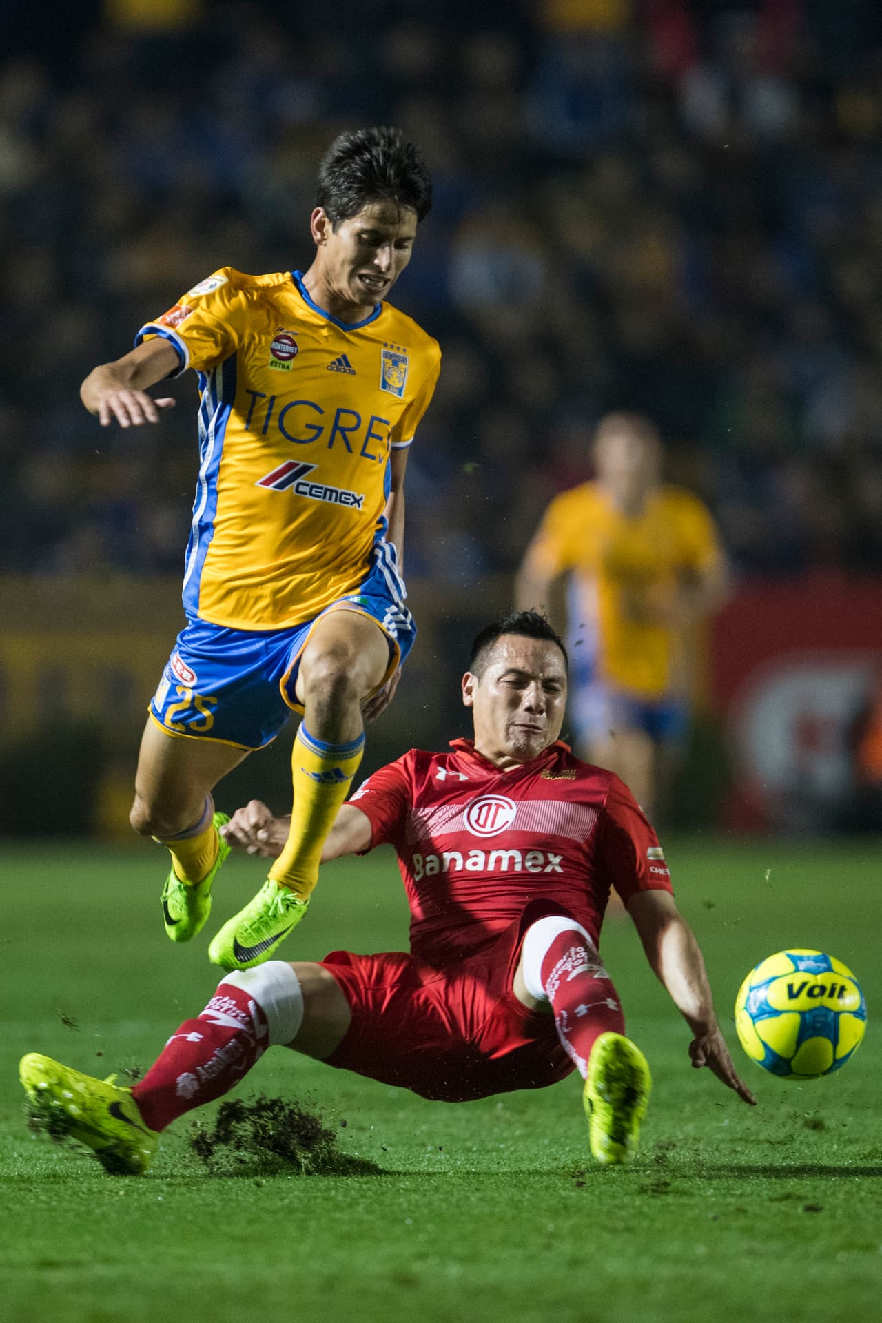 Jugando por derecha a perfil natural, Damm alzó un sinnúmero de centros al área sin ton ni son. 
<a href="http://www.univision.com/deportes/futbol/liga-mx/ismael-sosa-le-saca-pintura-al-poste-y-casi-abre-el-marcador-video" target="_blank">Lo único rescatable fue uno a Ismael Sosa que por poco y es el empate felino</a>. El resto fue intrascendente.