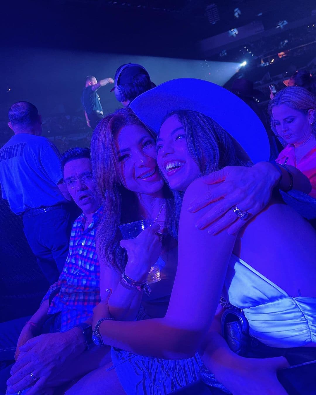 Durante el concierto, Priscila compartió el sombrero con su hija Sara y se dejaron ver muy alegres en los videos que compartieron en sus redes sociales.