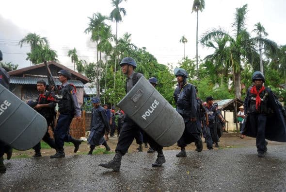 Las autoridades han impuesto el toque de queda en al menos dos ciudades y han sido enviadas tropas de refuerzo, reportó la agencia china de noticias Xinhua.