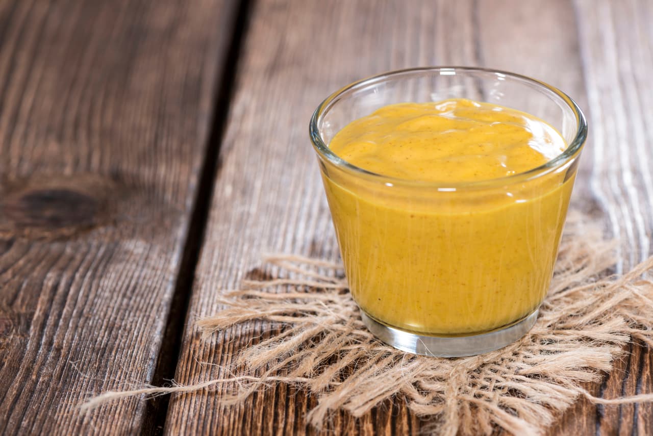 Procura unificar los ingredientes y cuida que no se formen grumos, salpimienta a tu gusto. Deja por nos 5 minutos, deja que se enfríe para que puedas servir.