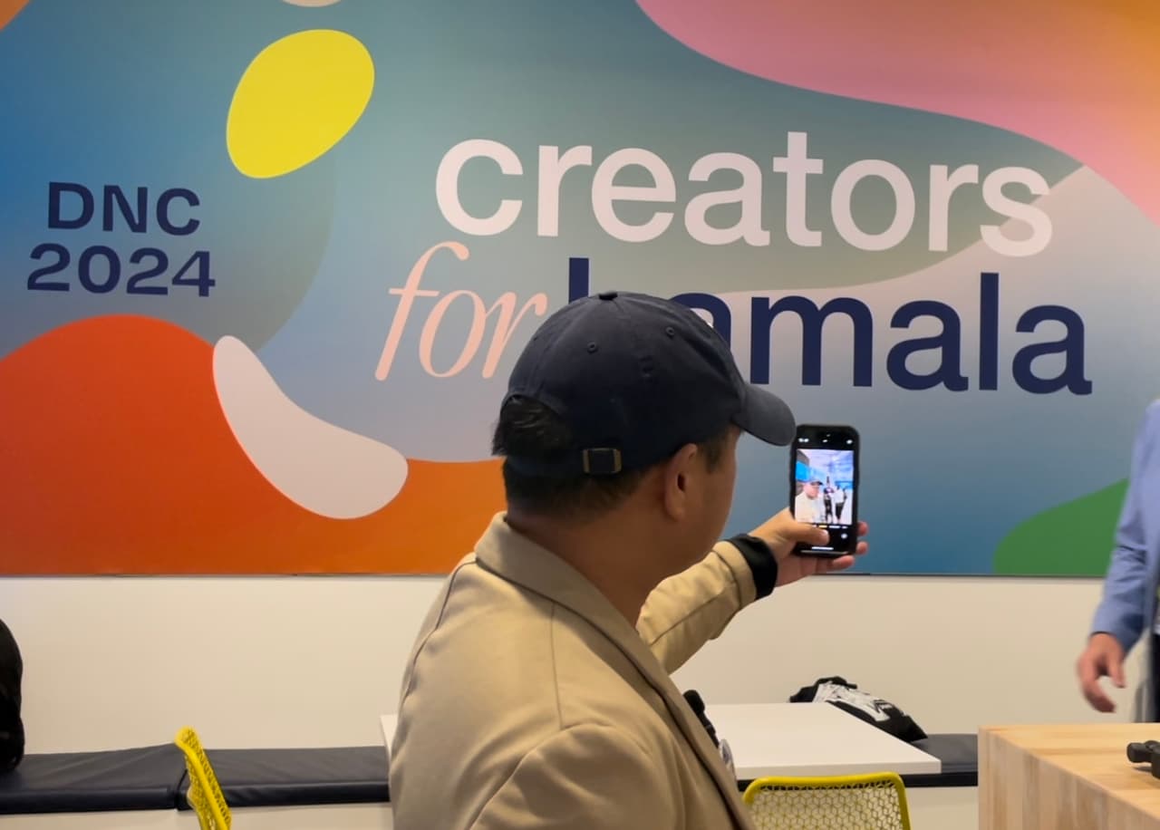 Brian Arya, creador de contenido invitado a la DNC en Chicago.