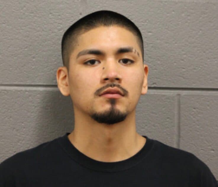 <b>Un arrestado: </b>Las autoridades de Chicago arrestaron a la persona que estaba con el menor y con el que realizó los disparos. Se trata de Rubén Román, de 21 años de edad, que
<b> enfrenta cargos por disparar un arma de fuego, por uso indebido de un arma de fuego, por violar una orden de libertad provisional y por el delito de abandono negligente de un menor ante peligro</b>. Un juez le fijó una fianza de 150,000 dólares.