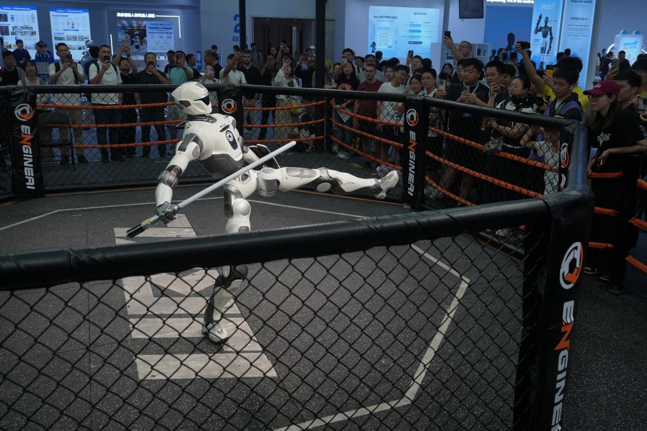 Los visitantes observan a un robot humanoide en acción durante la Conferencia Mundial de Robótica en el Centro Internacional de Convenciones y Exposiciones Beiren Yichuang en Pekín, el miércoles 19 de agosto de 2026. (Foto AP/Andy Wong)
