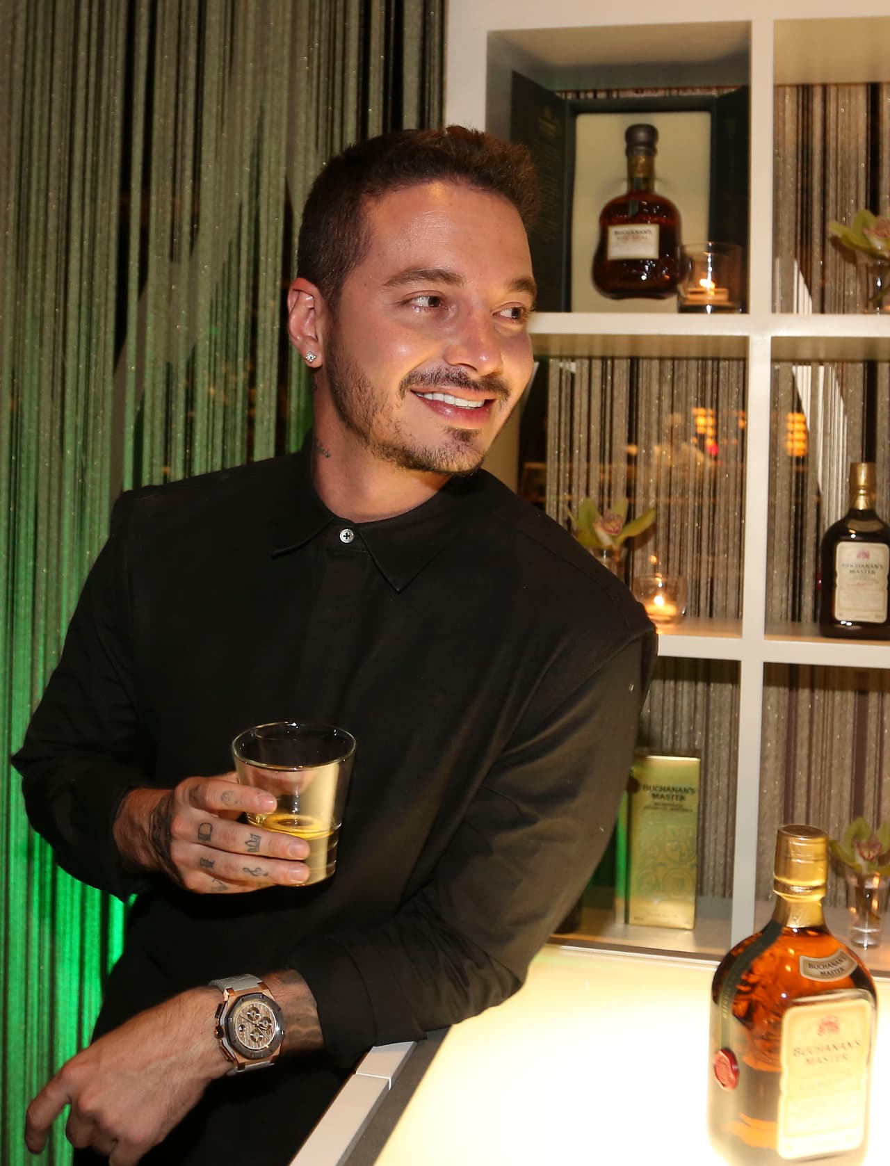 El urbano sí que empina el codo para festejar sus nominaciones.