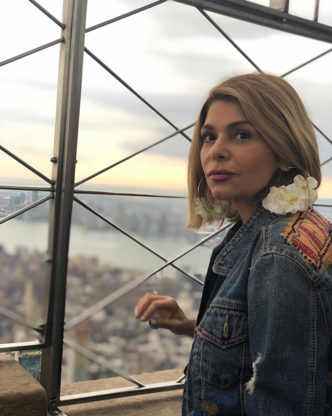 "En ese momento, hablabas a los camerinos, no había celulares y te lo pasaban. Entonces, cuando hablé al camerino, me lo dice la del camerino: 'Ay señora, no sé cómo decirle, 
<b>pero es que se meten al camerino'</b>. Todo Televisa lo sabía", repitió.