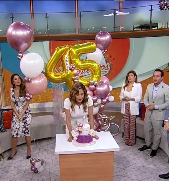 Un arreglo de globos y un exquisito pastel aguardaban en la sala. Inmediatamente cerró los ojos para hacer pedir el tradicional deseo.