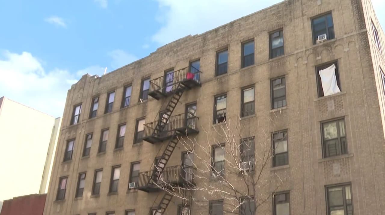 Niño de 5 años cae del tercer piso de un edificio en El Bronx
