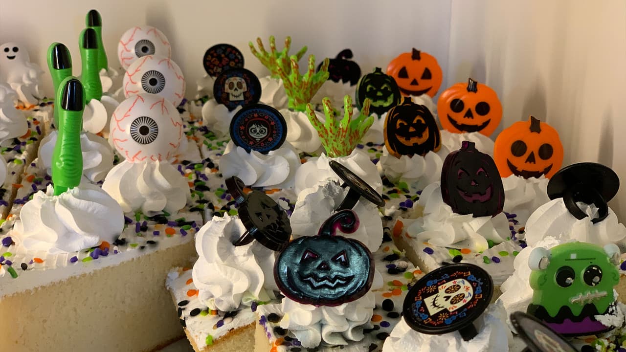 Si prefieres pastel, también hay rebanadas con la temática del día de las brujas en la pastelería y panadería El Bolillo en Houston.