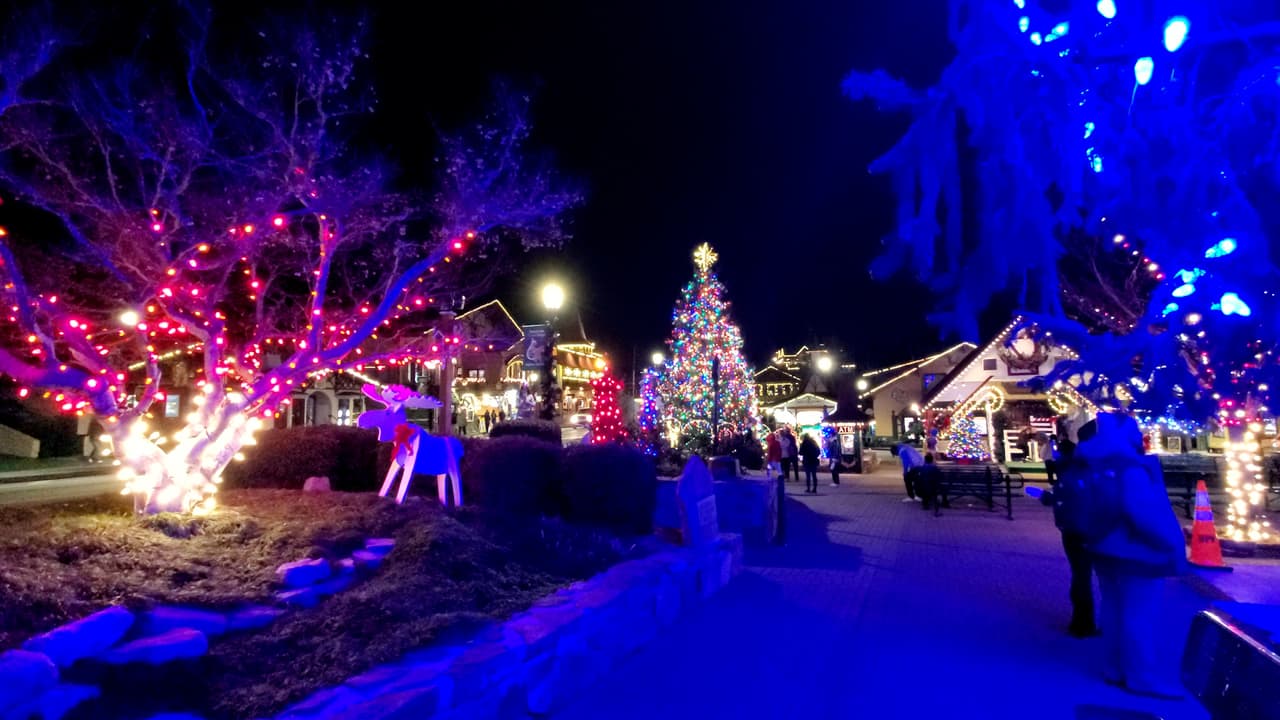 La plaza local se llena de luces y color.