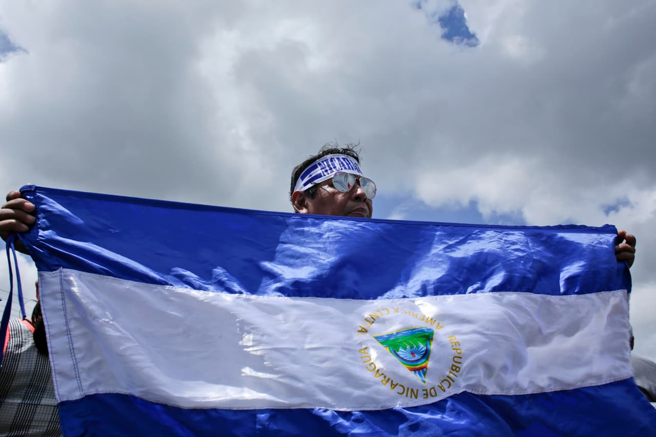 <b>Nicaragüenses.</b> Hay alrededor de 464,000 en el país. Su promedio de edad es de 34 años, 24% tiene educación universitaria, 79% son ciudadanos estadounidenses y el 47% posee casa propia. Tienen un ingreso anual promedio de 59,000 dólares. La inmigración nicaragüense cayó del 63% al 55% entre 2010 y 2017, la mayor disminución entre los 15 grupos de origen latino más grandes.
<br>