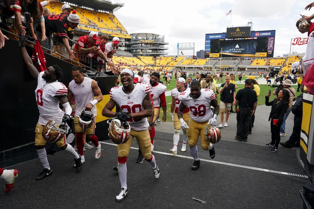 Pittsburgh perdió al tackle defensivo Cam Heyward por una lesión en la ingle al principio y al ala defensiva DeMarvin Leal por una lesión en el codo poco después. Su ausencia interrumpió la rotación cuidadosamente diseñada que el cuerpo técnico había establecido para mantener frescos a los jugadores.
<br>