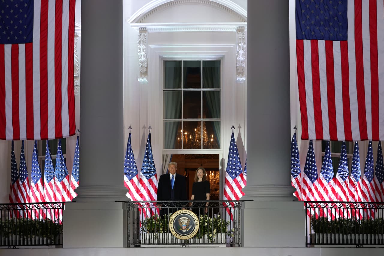 Una vez juramentada, Barrett y el presidente Donald Trump observan desde uno de los balcones de la
<a href="https://www.univision.com/temas/casa-blanca">Casa Blanca.</a>