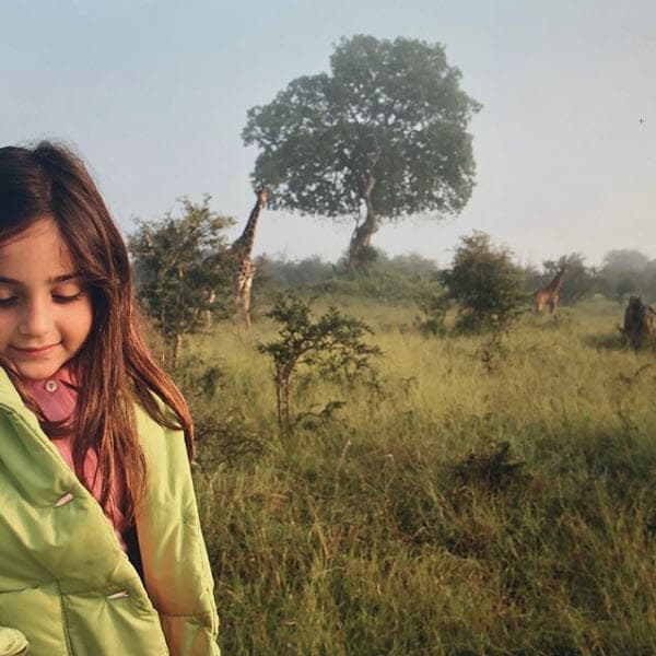 Juntos han vivido la experiencia de irse de safari a África, aquí vemos a lo lejos a las jirafas.