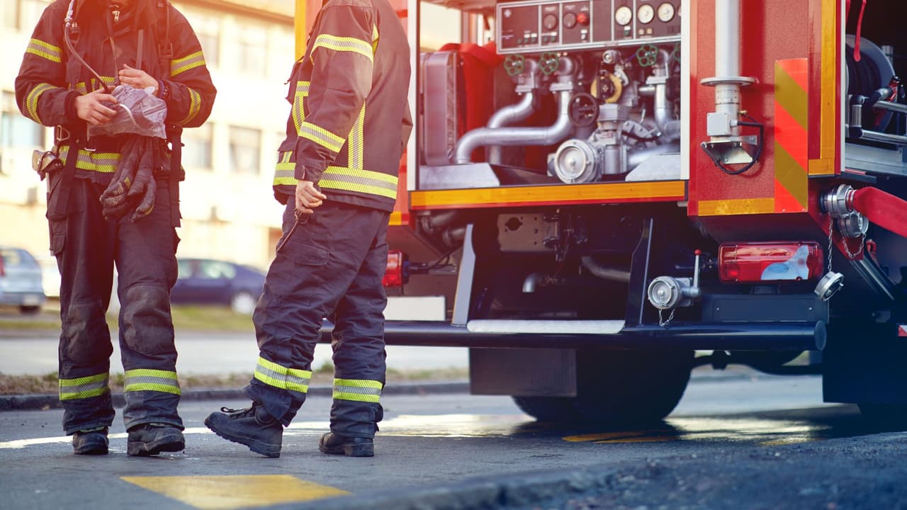 Bomberos luchan contra un incendio de tres alarmas en una zona residencial en Arlington