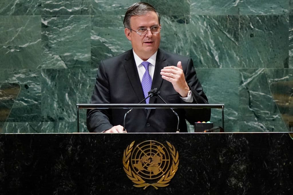 El canciller de México, Marcelo Ebrard, se dirige a la 76.ª sesión de la Asamblea General de la ONU de forma remota en la sede de la ONU el 23 de septiembre de 2021 en la ciudad de Nueva York.