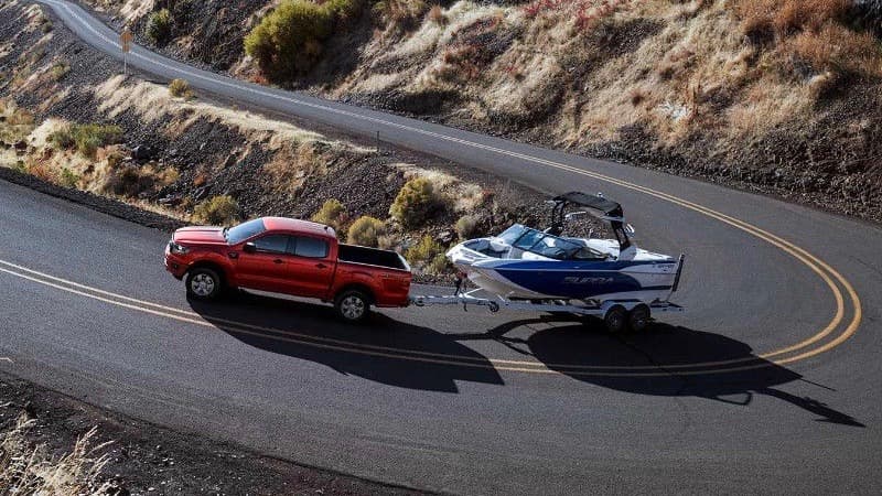 La Ford Ranger 2019 cuenta con una impresionante lista de
<b>sistemas de ayuda al conductor</b> estándar para las versiones XLT y Lariat que incluye el sistema de frenado automático de emergencia, sistema de mantenimiento de canal con alerta de perdida de canal, sistema de alerta trasera y un sistema de
<b>alerta de punto ciego que cubre incluso la longitud de un remolque</b>.