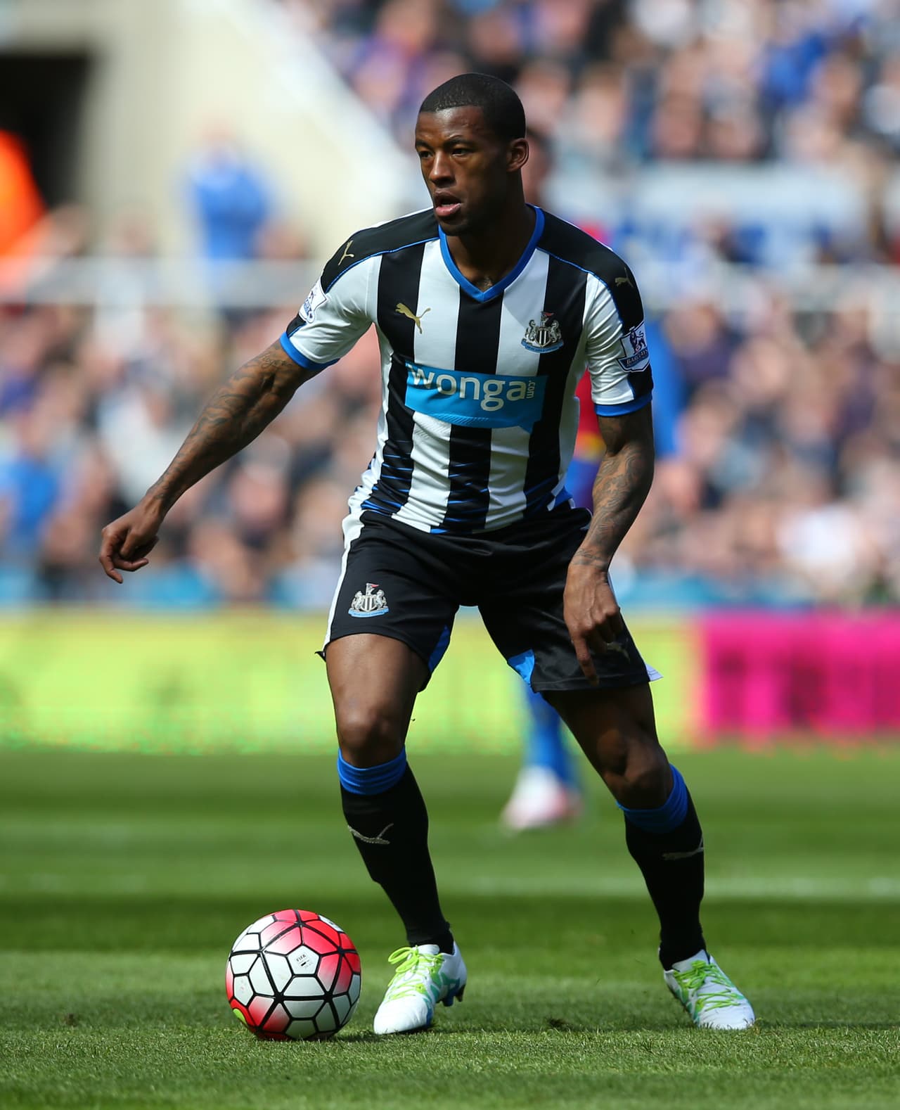 El mediocampista holandés Georginio Wijnaldum pasó del Newcastle (ING) al Liverpool (ING) por 30.000.000 de euros.