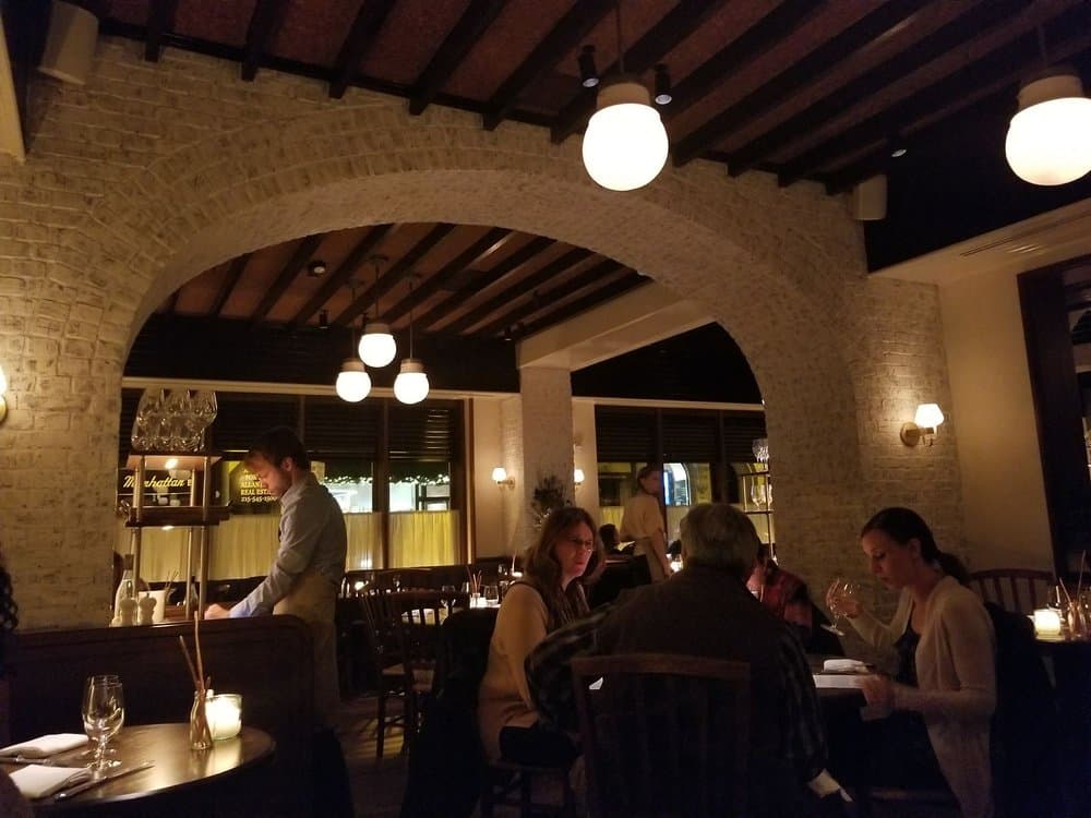 <b>The Love</b>
<br>Dirección: 130 S 18th St Philadelphia, PA. 19103
<br>Teléfono: (215) 433-1555
<br>Sitio web: 
<a href="https://www.theloverestaurant.com/">https://www.theloverestaurant.com/</a> 
<br>
<b><a href="https://www.yelp.com/map/the-love-philadelphia-2">Cómo llegar</a></b>
<br>
<br>Una usuaria de Yelp dijo: “The Love es el lugar perfecto para reunirse con sus seres queridos, desde sus novias hasta su familia y para tener una gran cita. El ambiente es perfecto para ponerse al día o para pasar tiempo de calidad”.