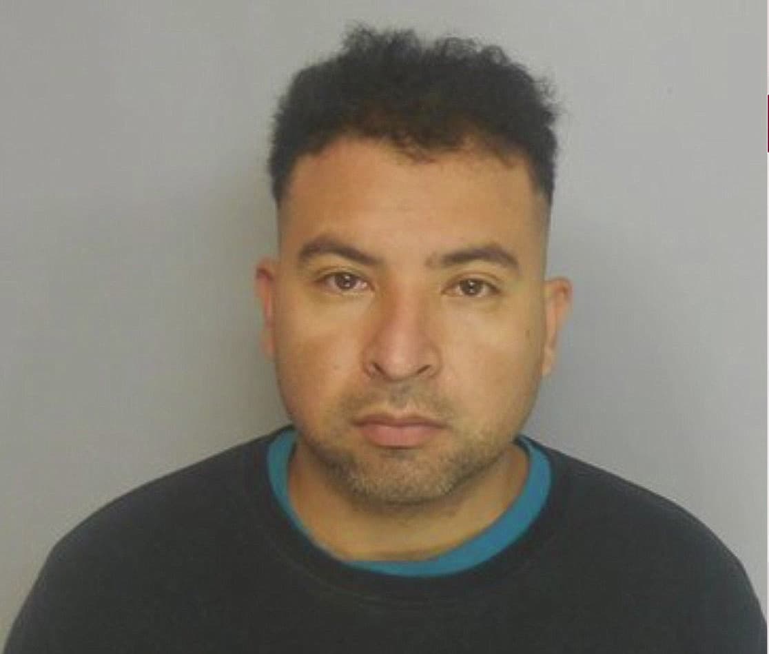 Un hombre es arrestado por presuntamente agredir sexualmente a una niña 