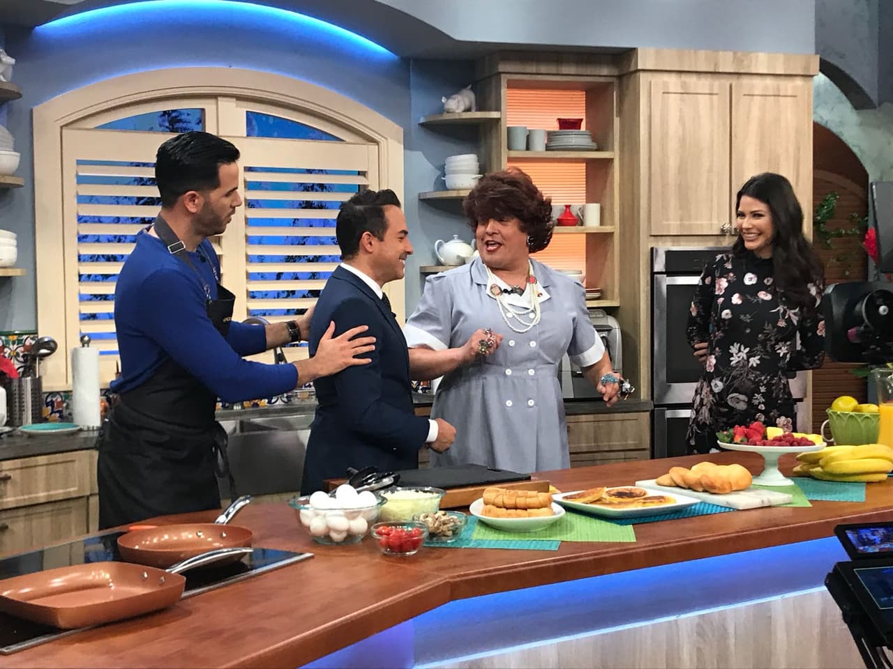 Su alegría era tan grande por estar en Despierta América, que decidió poner a todos a bailar.